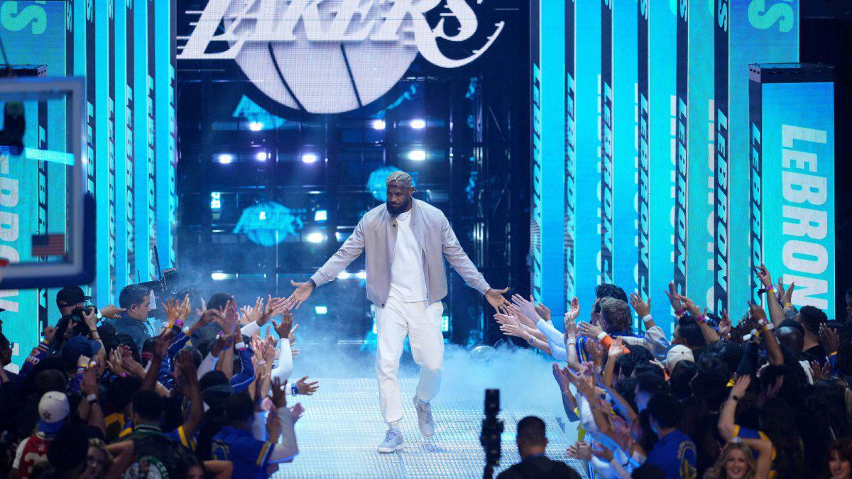 v站体育-詹姆斯无缘全明星赛首发后：若我能去我肯定到，无论怎样都无所谓