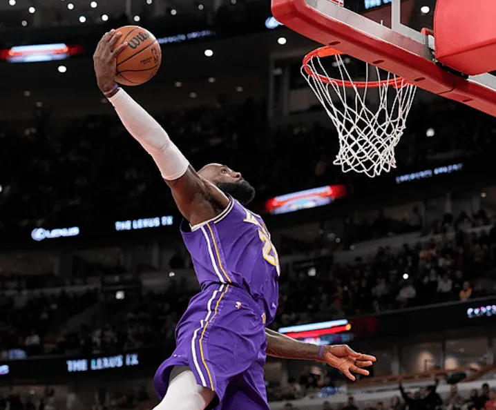 v站-詹姆斯上半场15中9砍下20分，下半场4中0、罚球4中4拿到4分