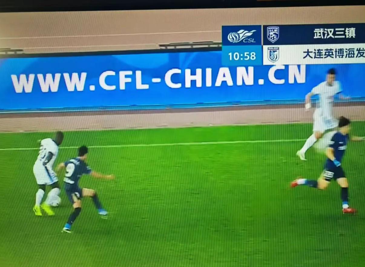 v体育-有些离谱，中超广告牌上中足联网址中的“CHINA”字样被拼错